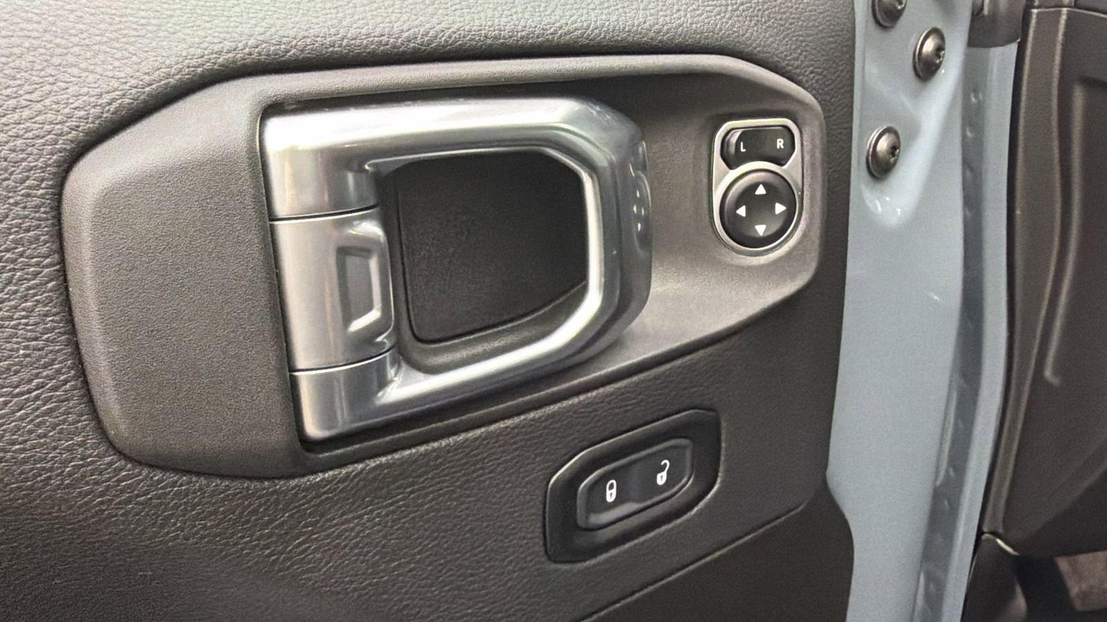 Used 2025 Jeep Wrangler Unlimited Sahara AWD/4WD image 27