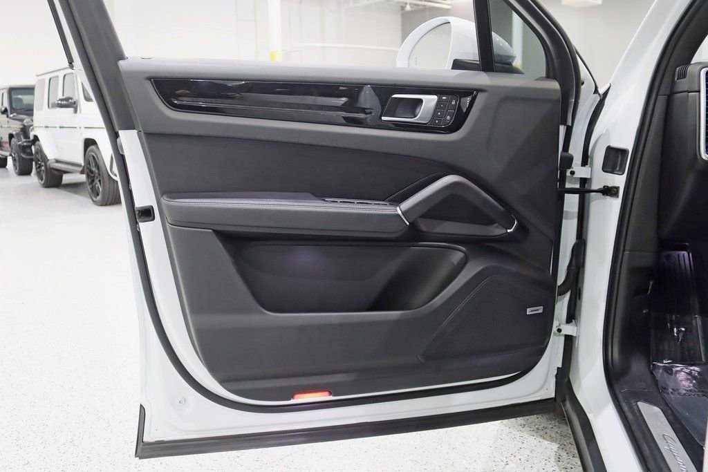 Used 2022 Porsche Cayenne Platinum Edition image 35