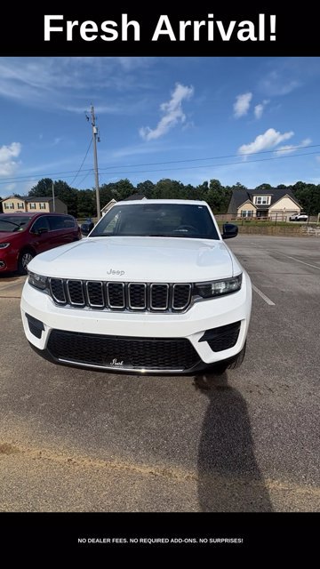 Used 2024 Jeep Grand Cherokee Laredo X w/ Luxury Tech Group I RWD image 4
