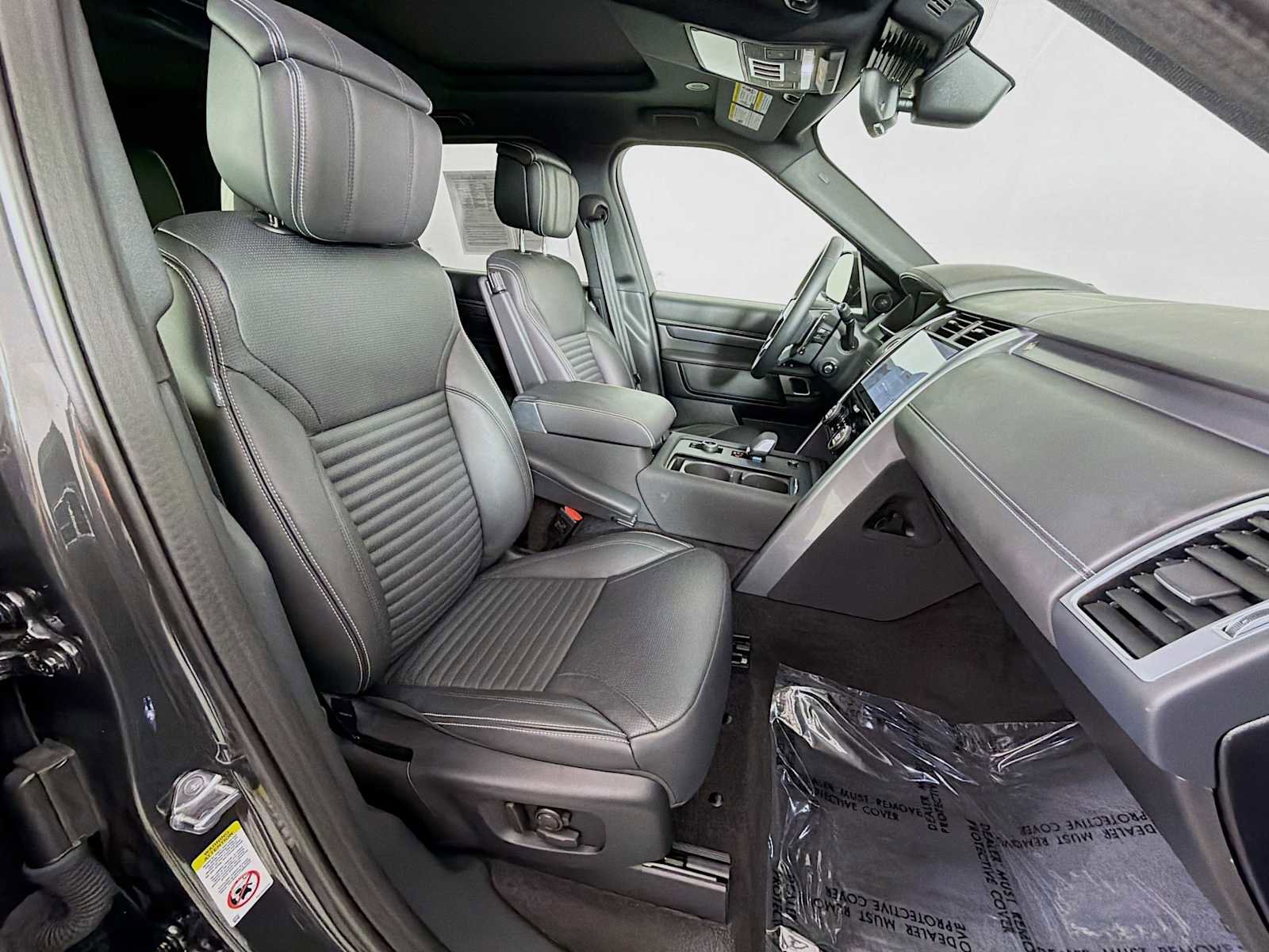 Used 2025 Land Rover Discovery Metropolitan Edition image 27