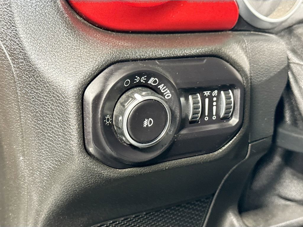 Used 2018 Jeep Wrangler Unlimited Rubicon w/ Uconnect 4C Nav & Sound Group image 15