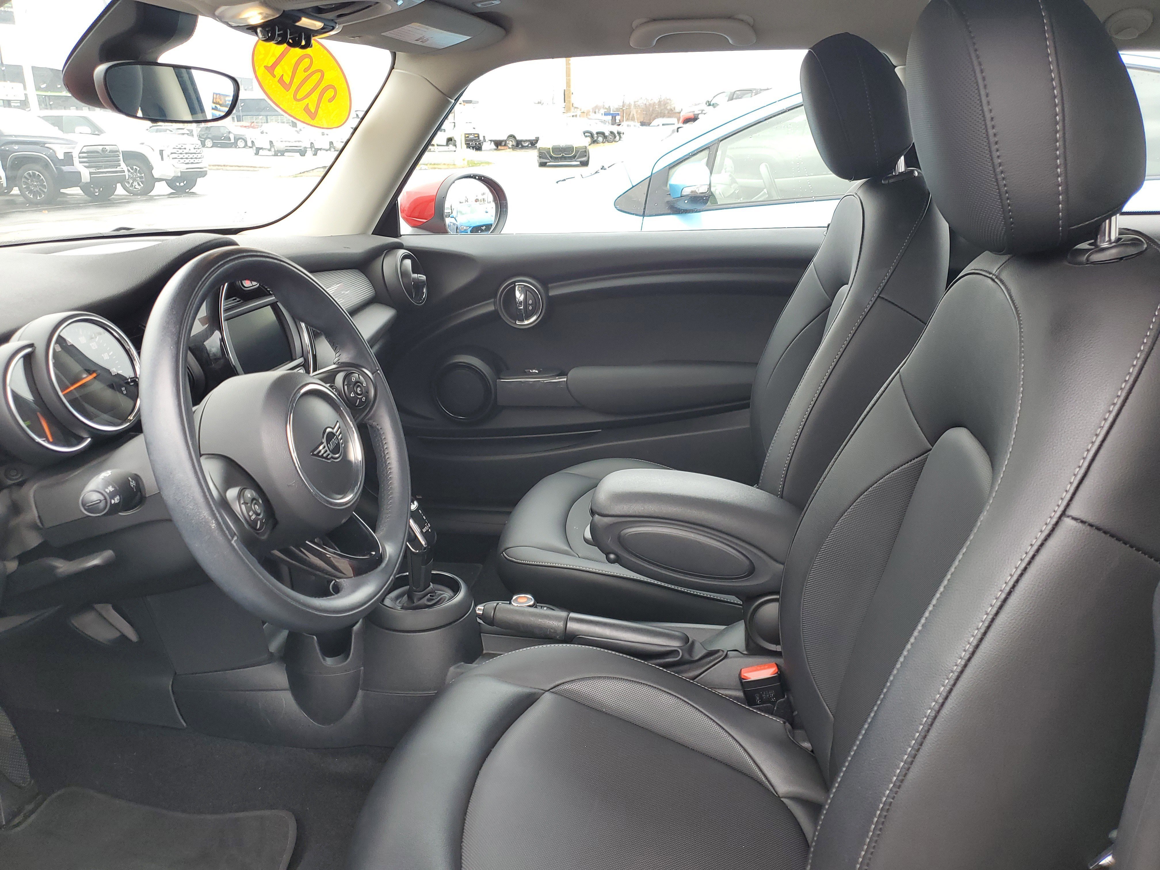 Used 2021 MINI Cooper 2-Door Hardtop image 7