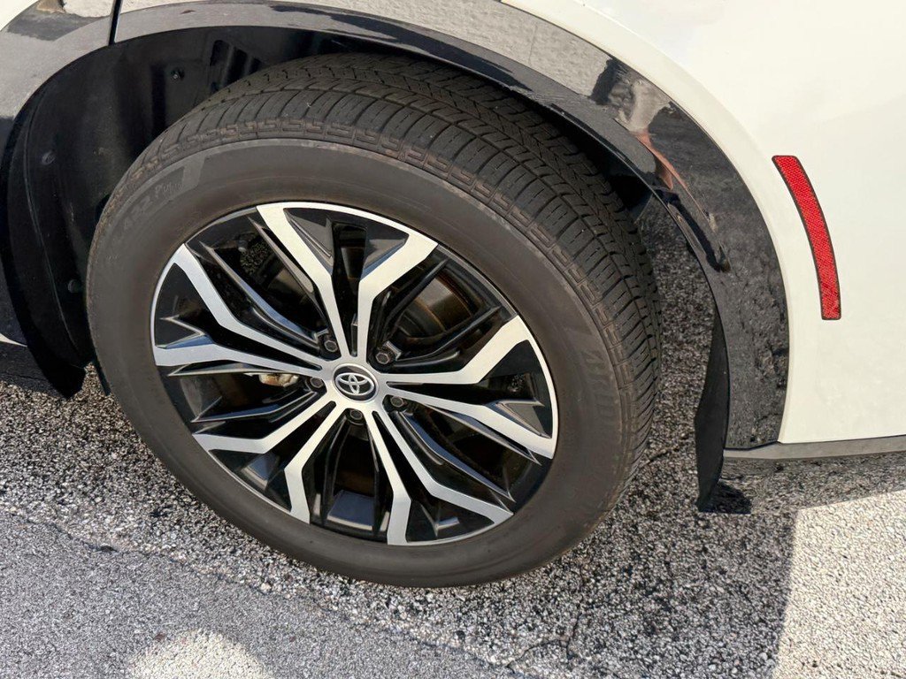 Certified 2025 Toyota Crown Signia AWD/4WD image 8