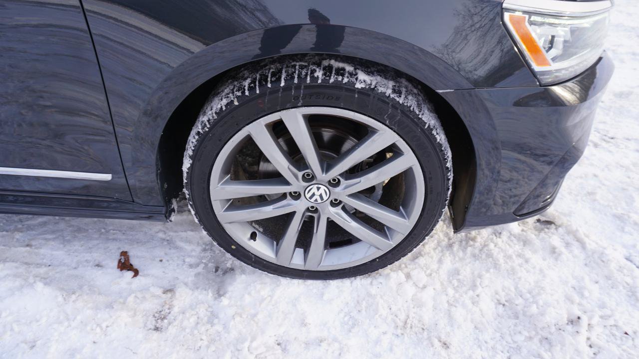 Used 2017 Volkswagen Passat 1.8T R-Line w/ R-Line Lighting Package FWD image 12