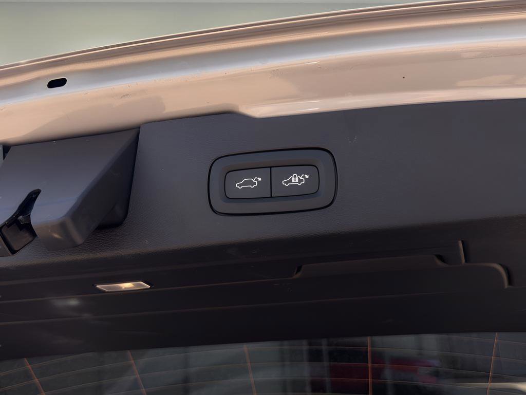 Used 2025 Volvo V60 B5 Cross Country Plus image 31