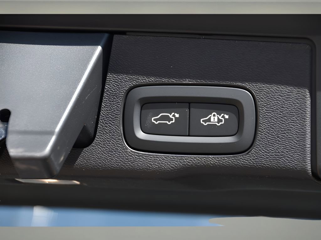 Certified 2025 Volvo XC60 T8 Plus w/ Protection Package Premier image 20