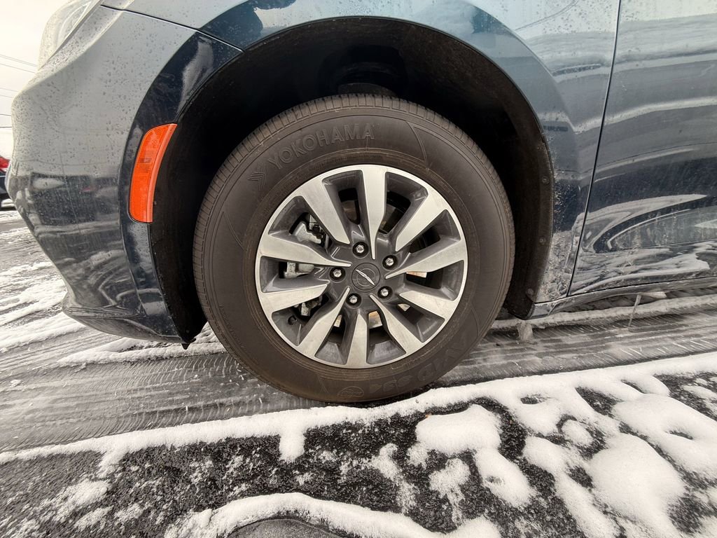 Used 2023 Chrysler Pacifica Touring-L image 9