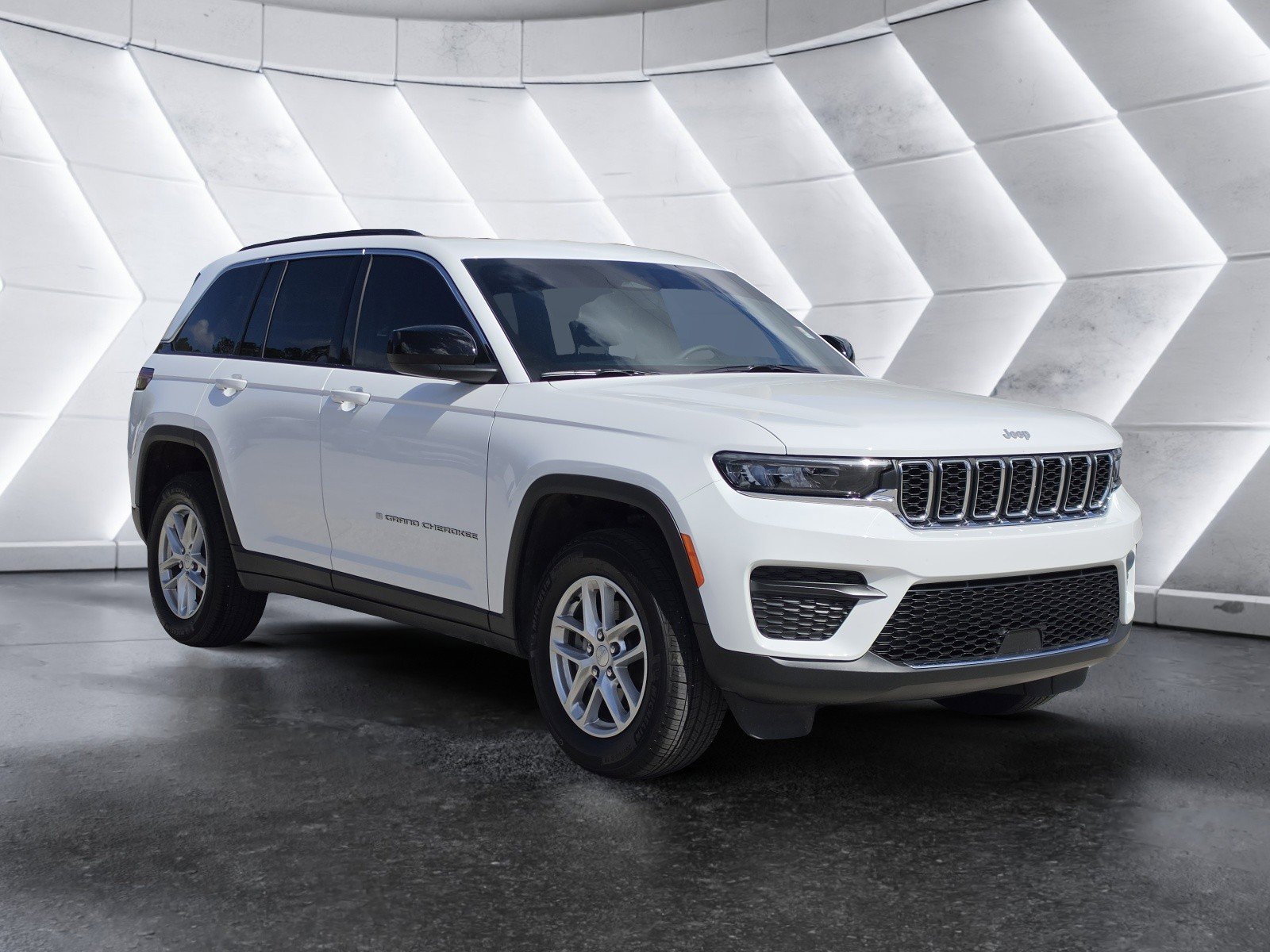 Used 2025 Jeep Grand Cherokee Laredo X w/ Luxury Tech Group I image 2