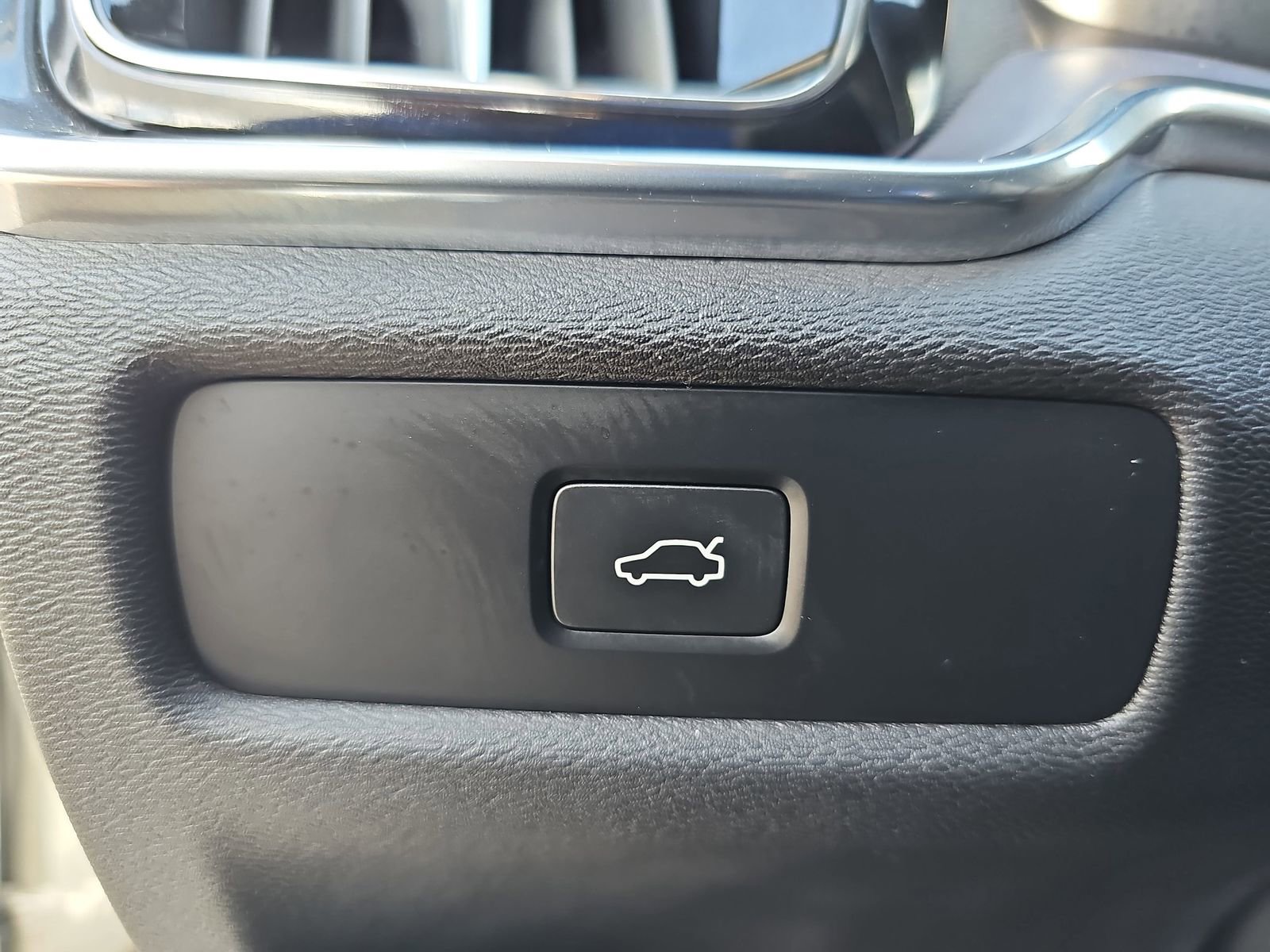 Used 2024 Volvo S60 B5 Core image 25