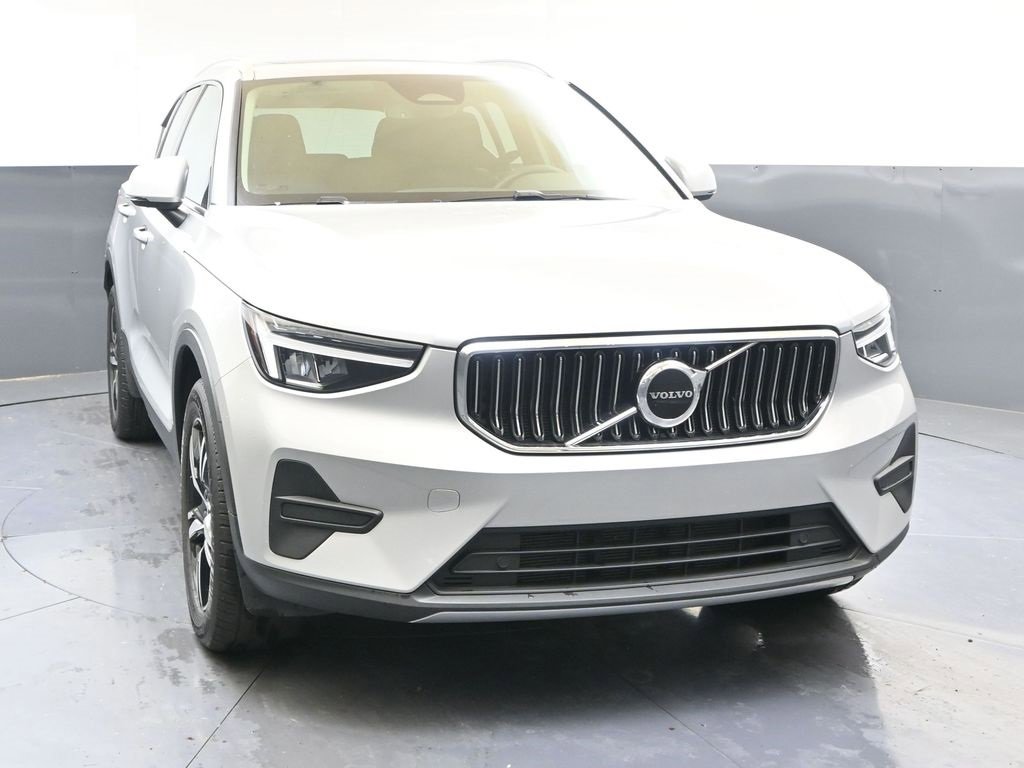 Certified 2025 Volvo XC40 B5 Core image 8