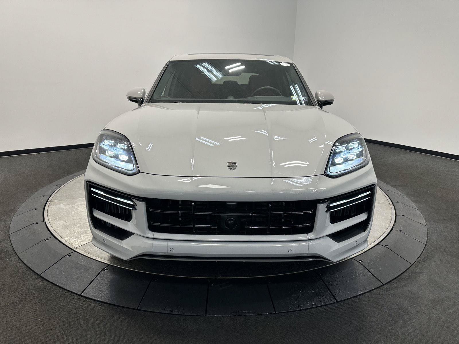 Certified 2025 Porsche Cayenne Turbo AWD/4WD image 11