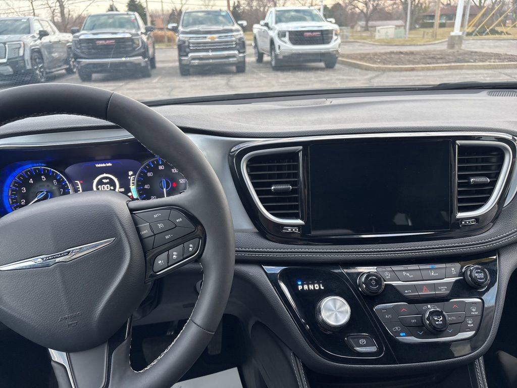 Used 2025 Chrysler Pacifica Limited image 36