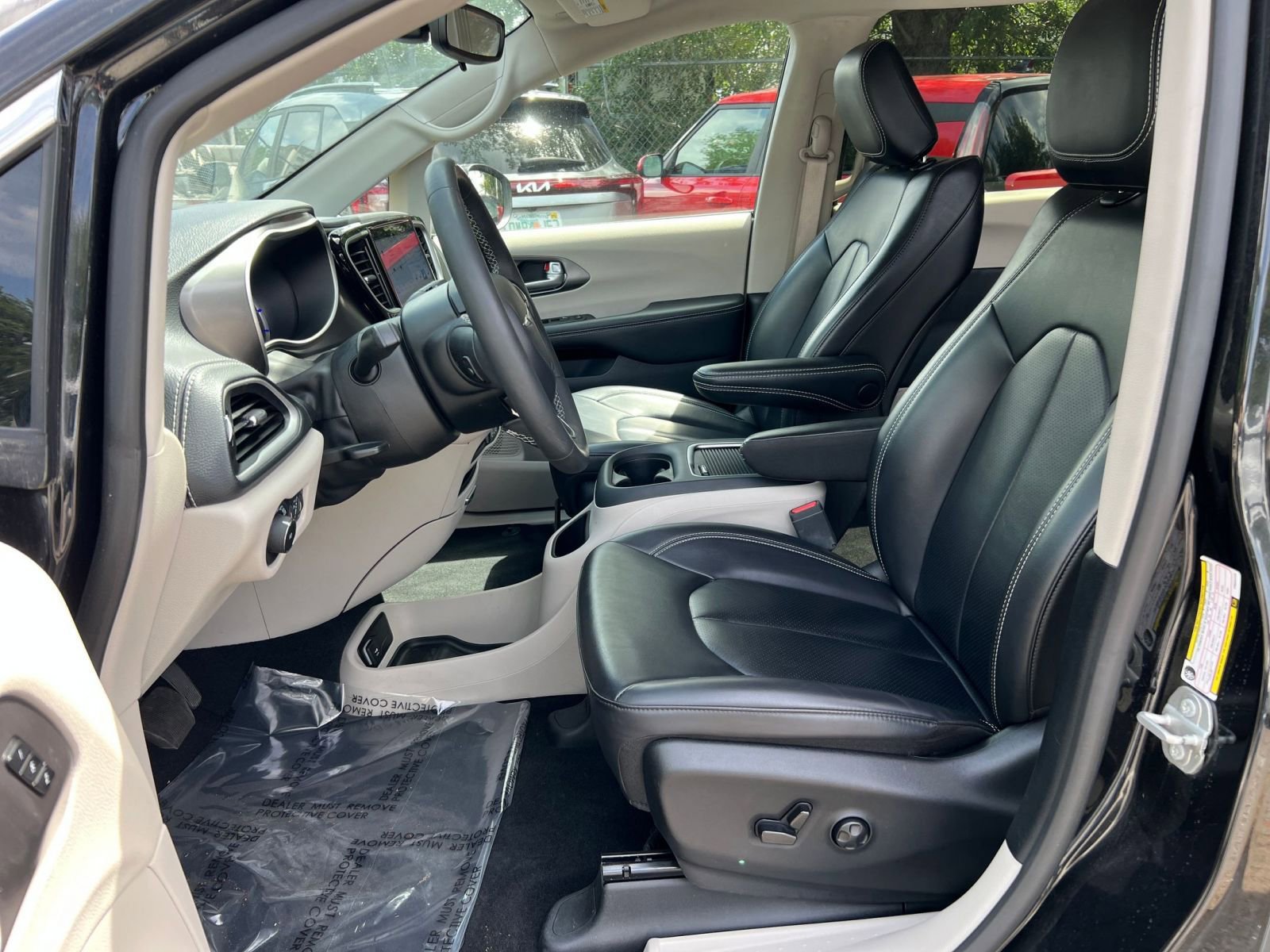 Used 2023 Chrysler Pacifica Touring-L image 33