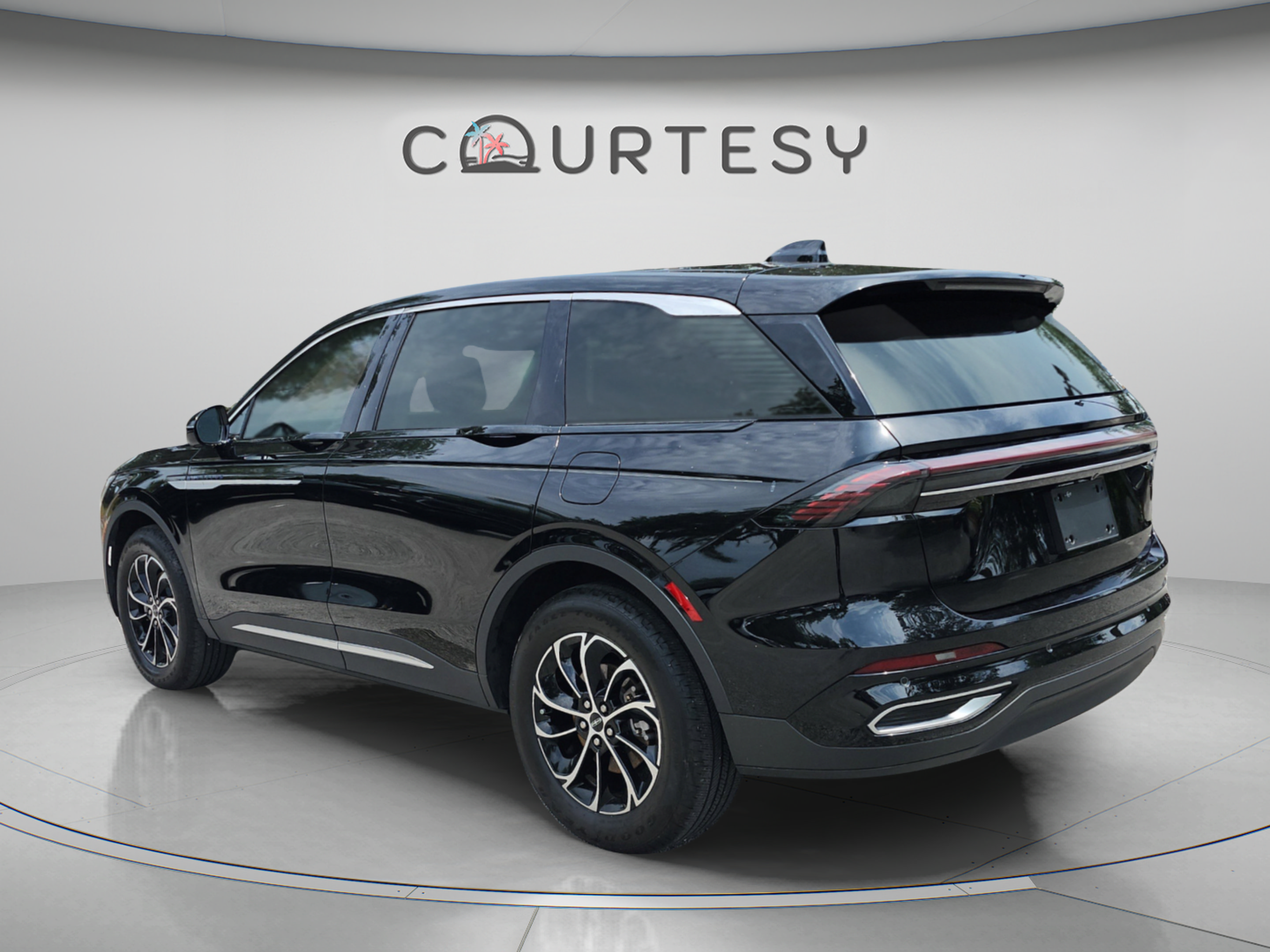 Used 2025 Lincoln Nautilus Premier AWD/4WD image 3