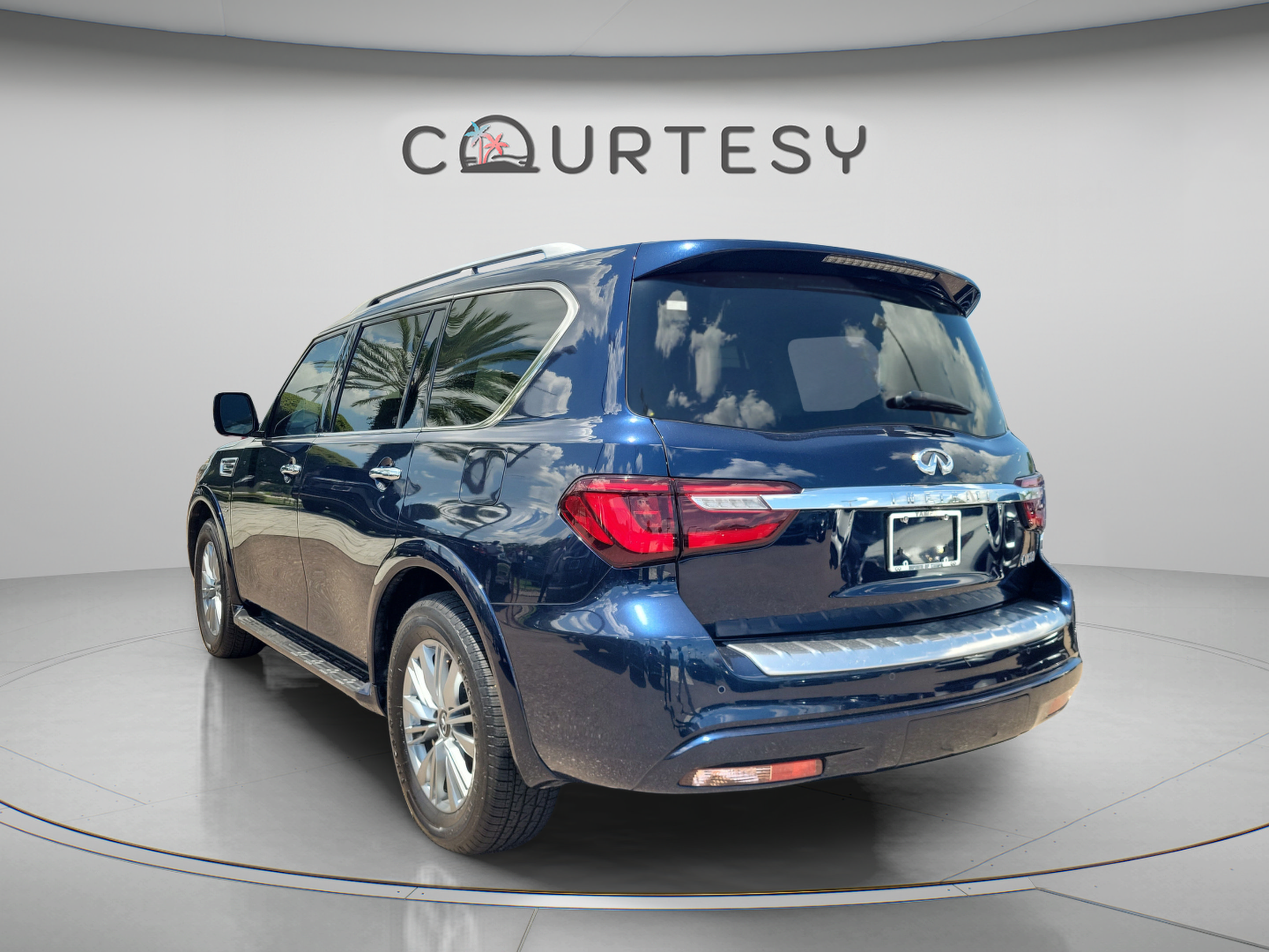 Used 2019 INFINITI QX80 Luxe RWD image 2