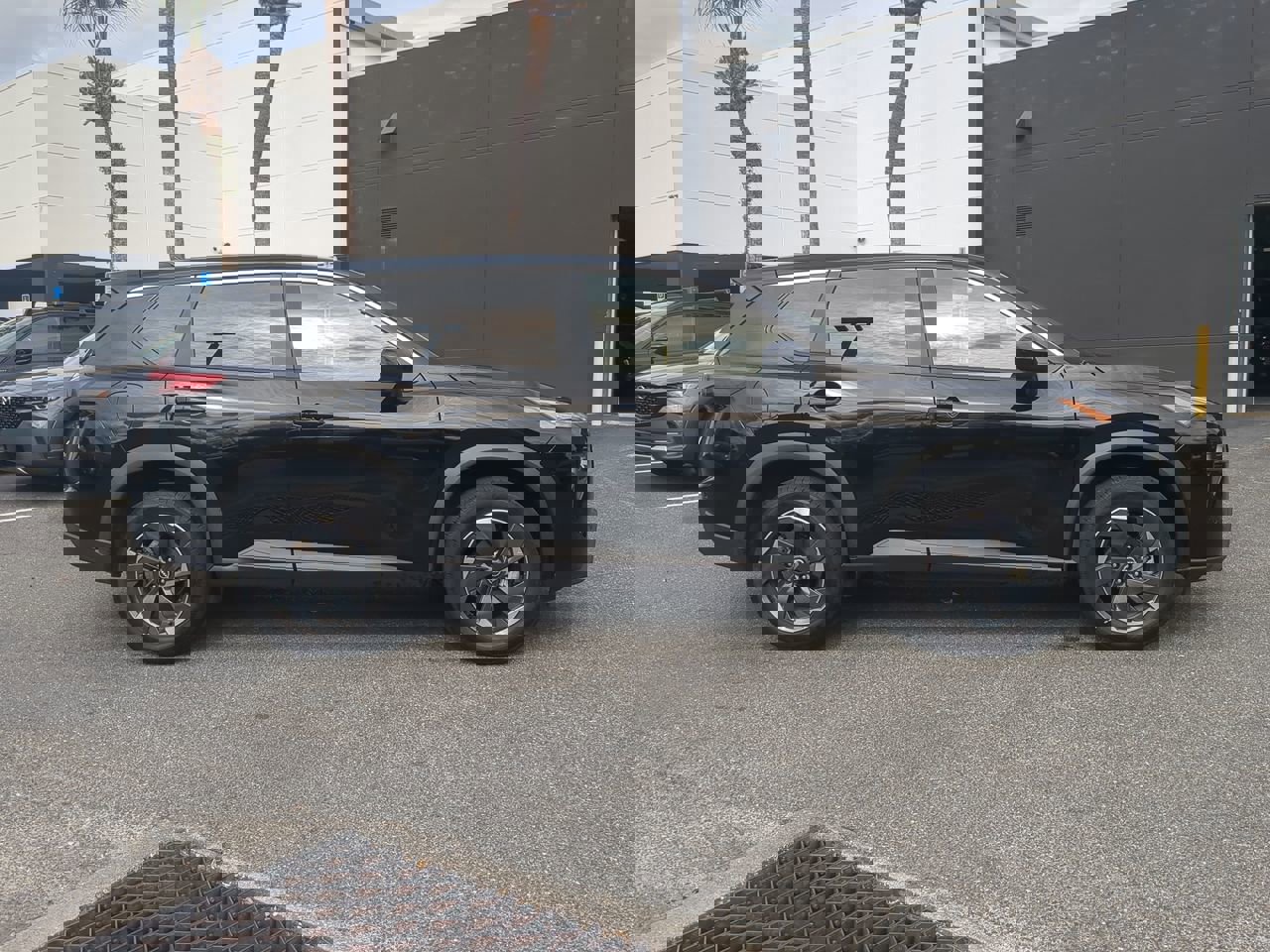 Used 2024 Nissan Rogue SV image 2