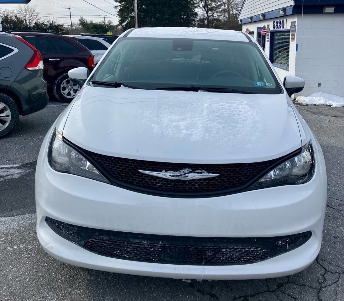 Used 2022 Chrysler Voyager LX image 6