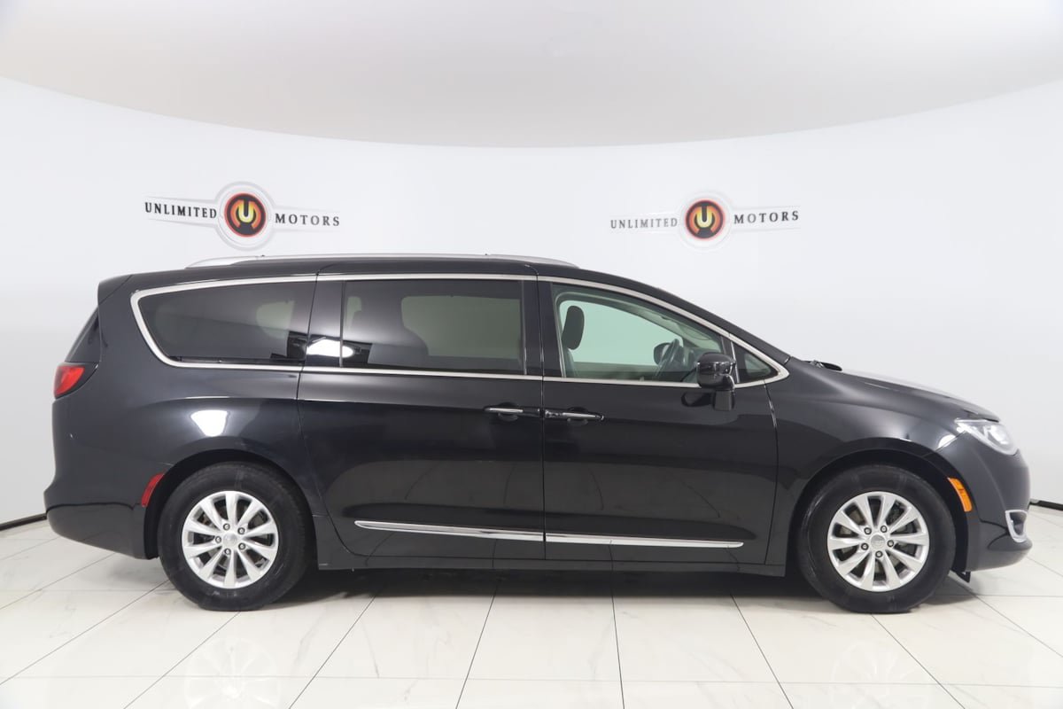 Used 2018 Chrysler Pacifica Touring-L FWD image 2