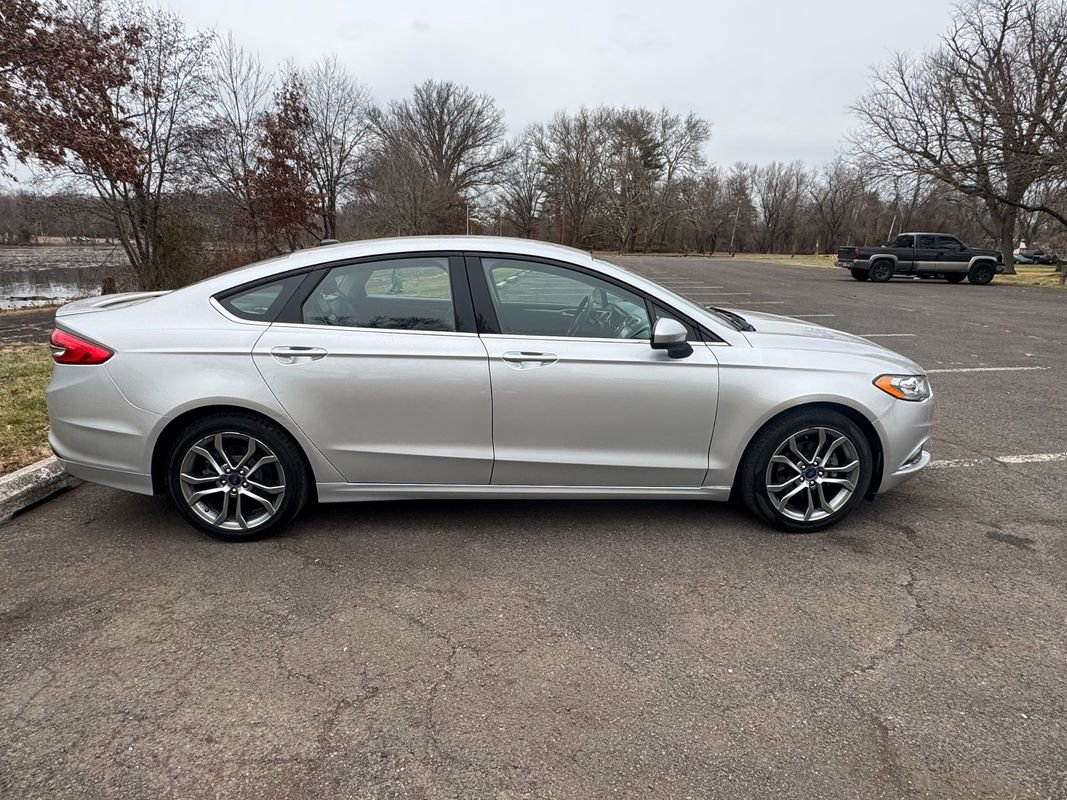 Used 2017 Ford Fusion SE w/ Equipment Group 201A image 3