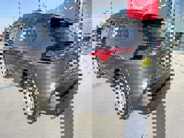 Used 2021 Toyota RAV4 XLE w/ Convenience Package image 6