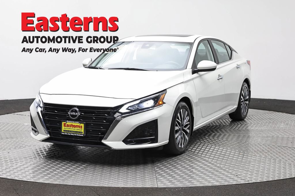 Used 2024 Nissan Altima 2.5 SV w/ SV Premium Package FWD image 1