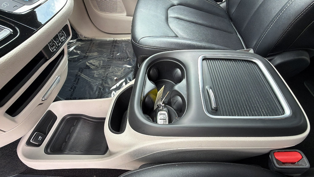 Used 2024 Chrysler Pacifica Limited FWD image 13