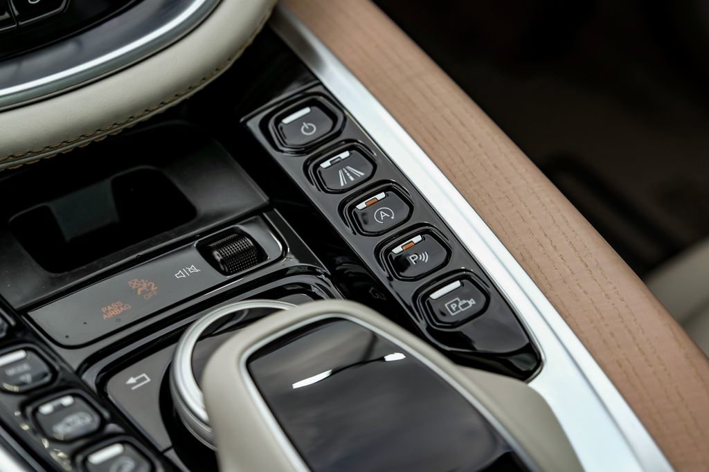 Used 2021 Aston Martin DBX image 28