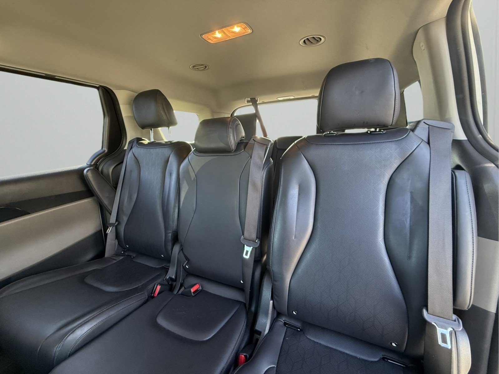 Used 2025 Kia Carnival FWD image 26