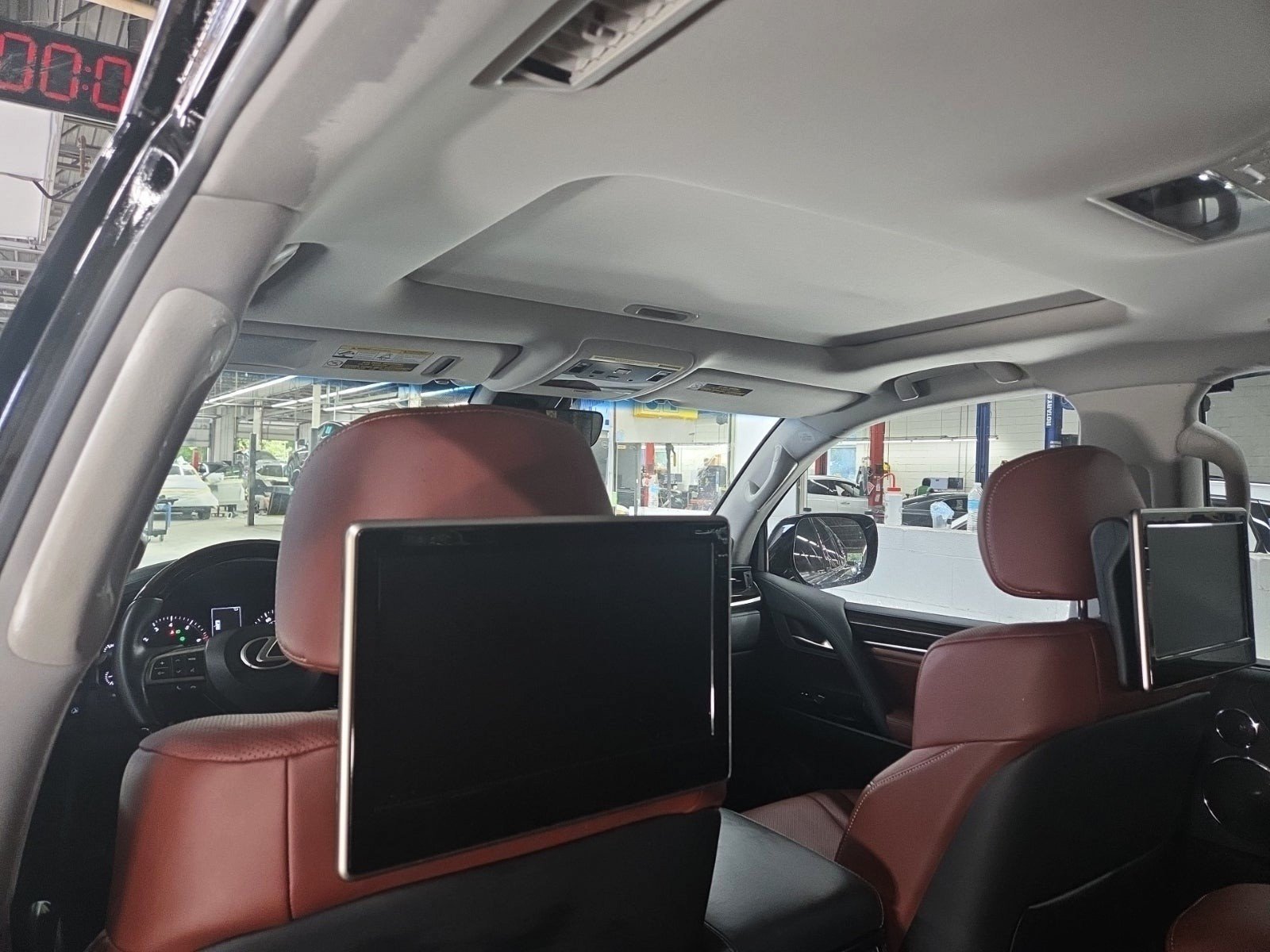 Used 2019 Lexus LX 570 4WD w/ Luxury Package image 10