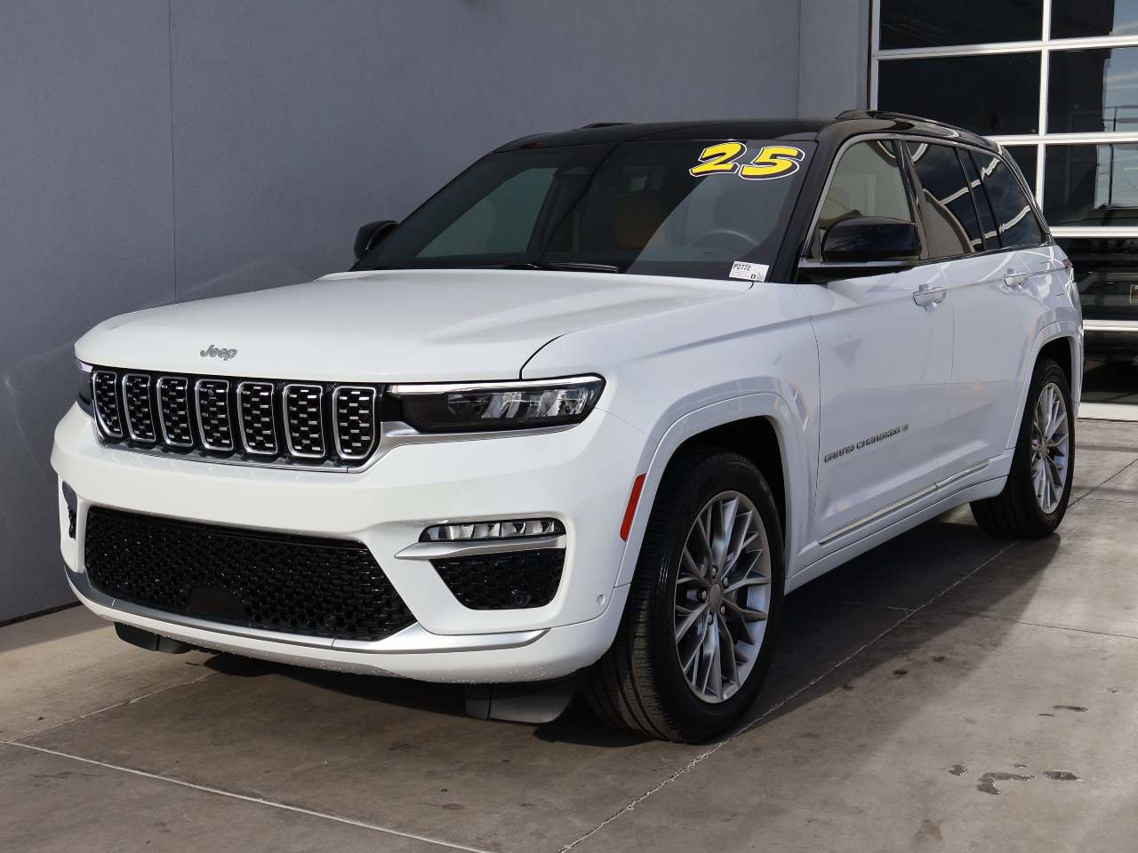 Used 2025 Jeep Grand Cherokee Summit w/ Luxury Tech Group V AWD/4WD image 1