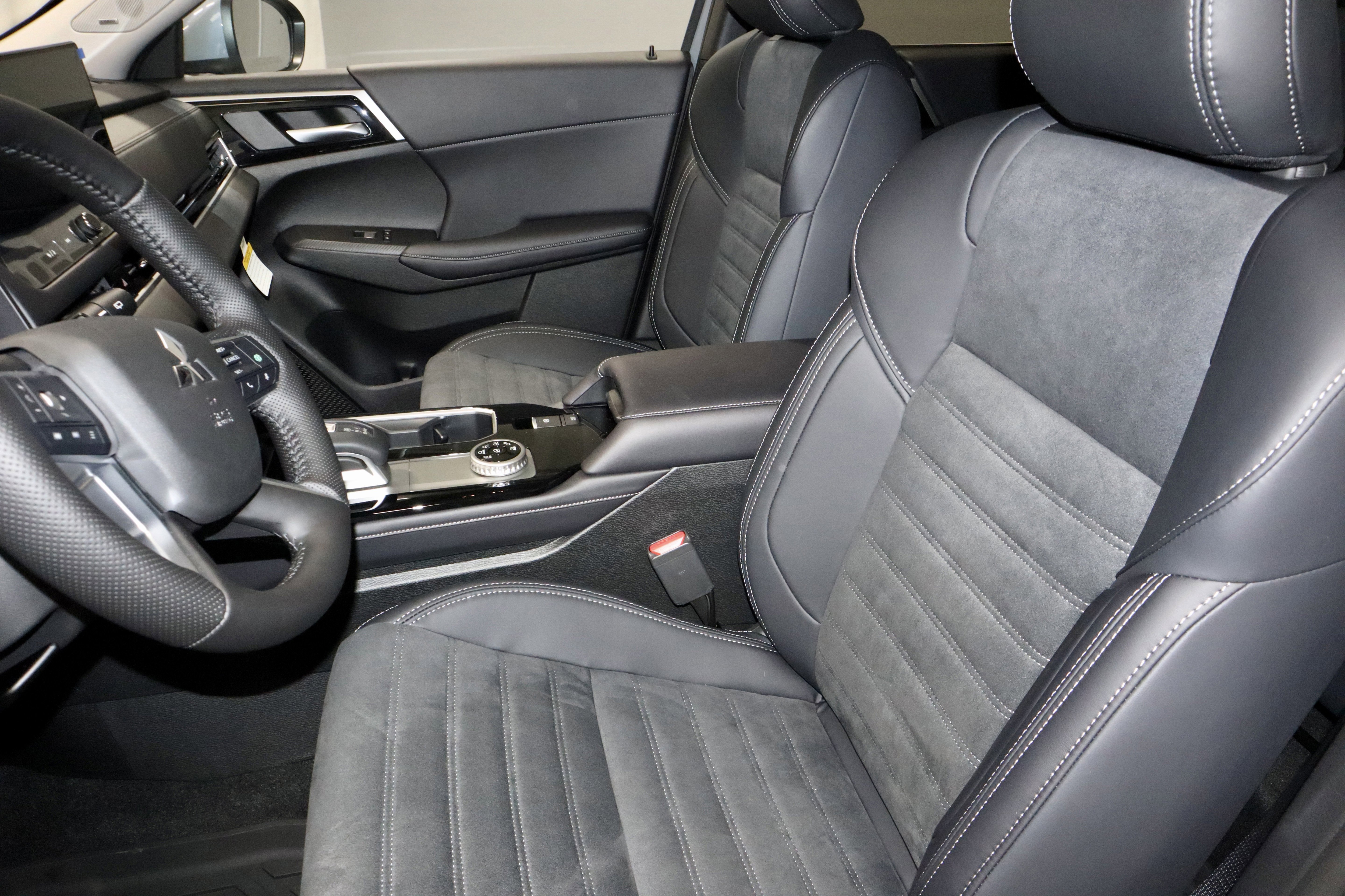 New 2026 Mitsubishi Outlander SE image 18