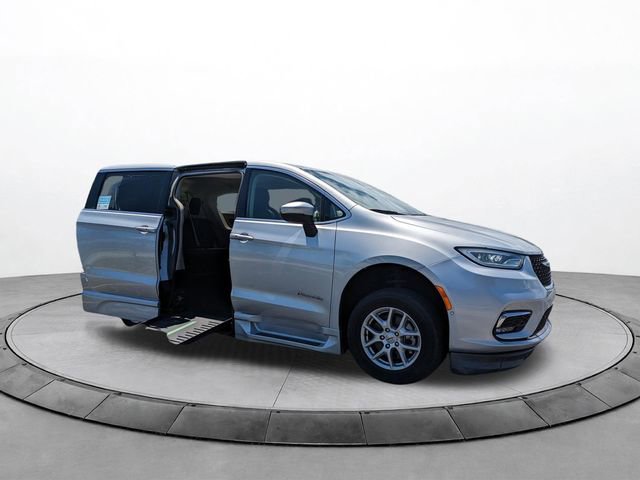 Used 2023 Chrysler Pacifica Touring-L FWD image 3