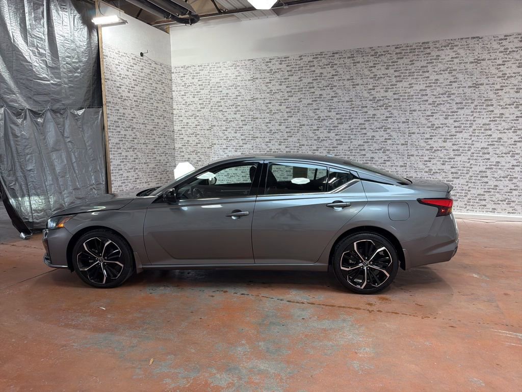 Used 2023 Nissan Altima 2.5 SR w/ SR Premium Package image 4