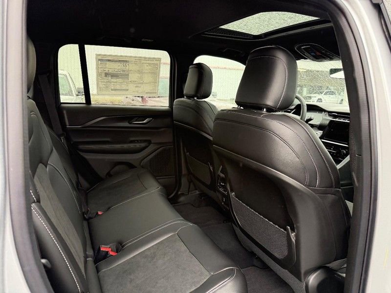 New 2025 Jeep Grand Cherokee Altitude image 5
