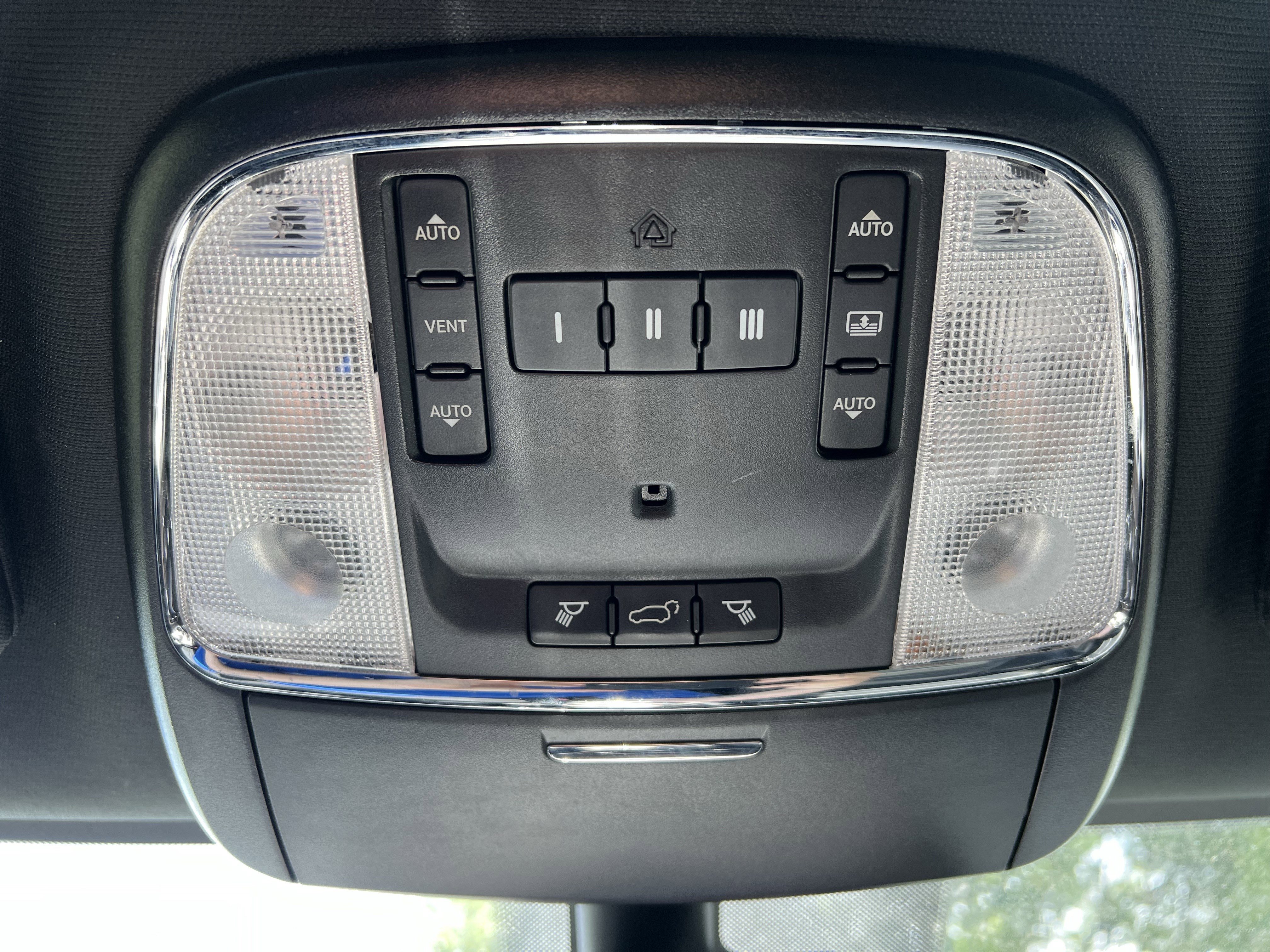 Used 2014 Jeep Grand Cherokee Overland w/ Advanced Technology Group AWD/4WD image 28