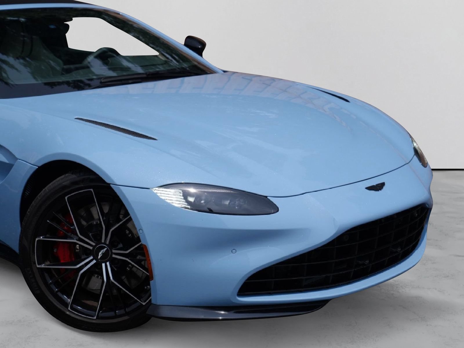 Used 2023 Aston Martin V8 Vantage Roadster RWD image 3