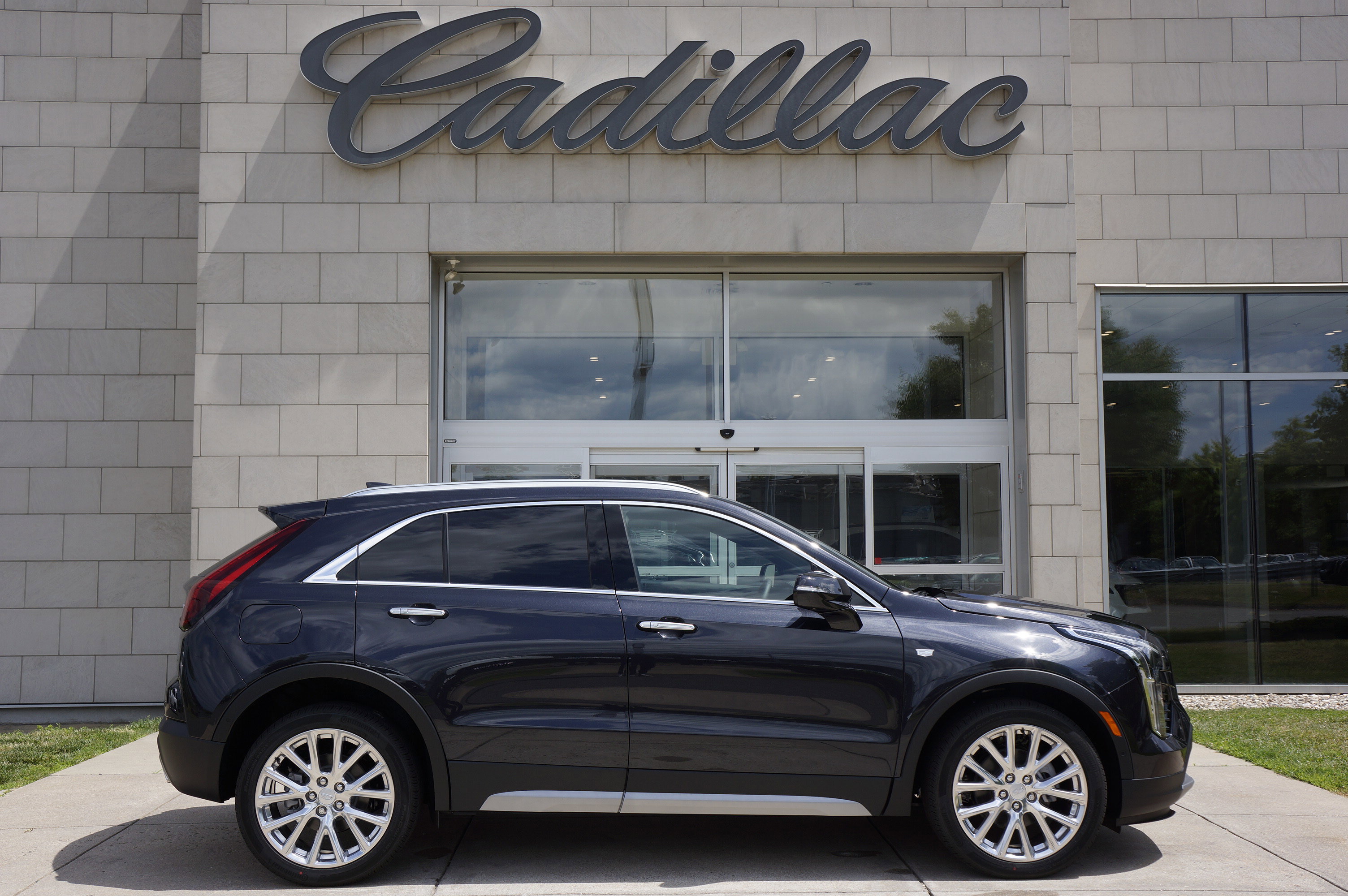 Used 2022 Cadillac XT4 Premium Luxury w/ Technology Package image 3