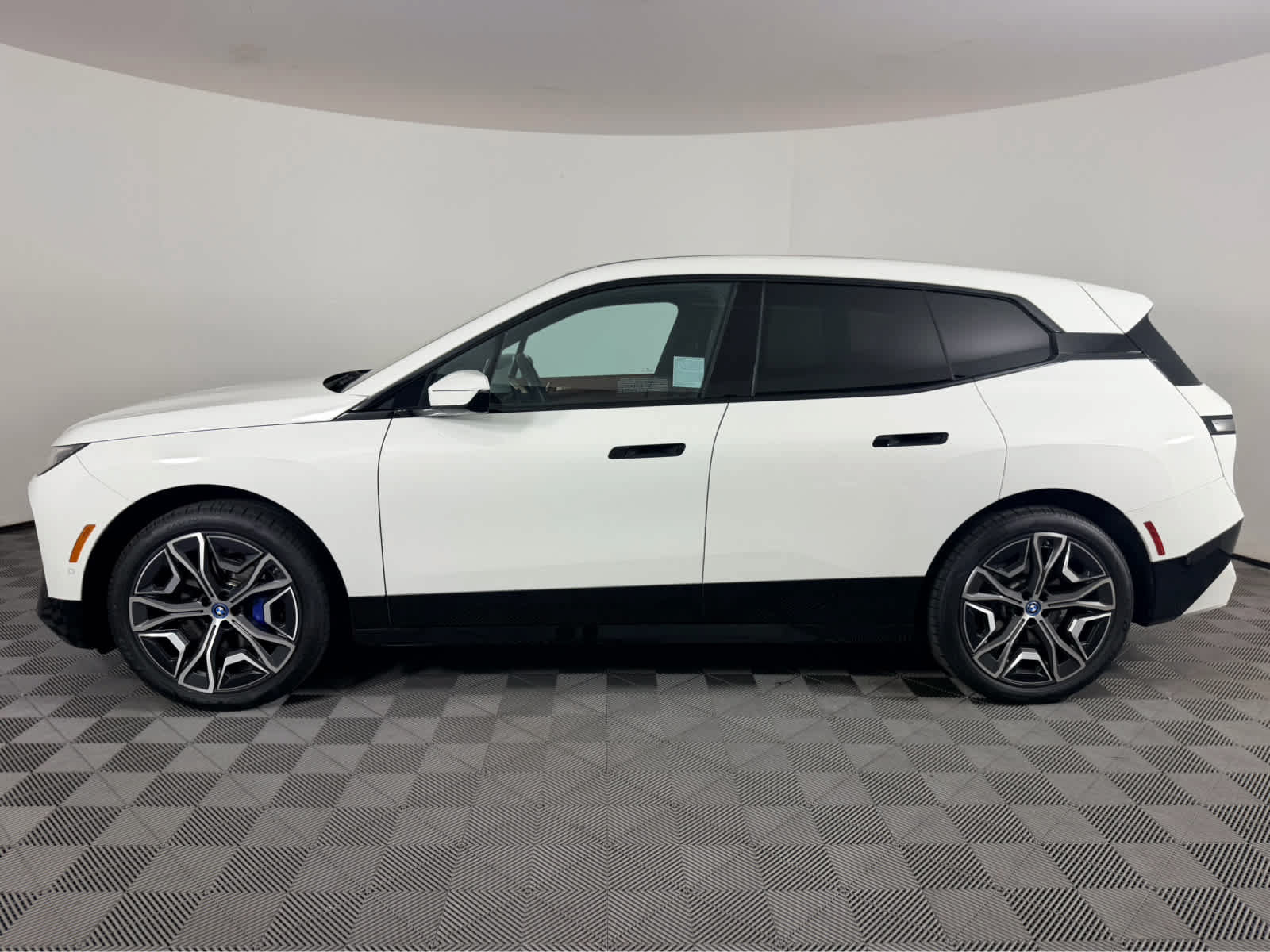Used 2023 BMW iX xDrive50 w/ Sport Package AWD/4WD image 6