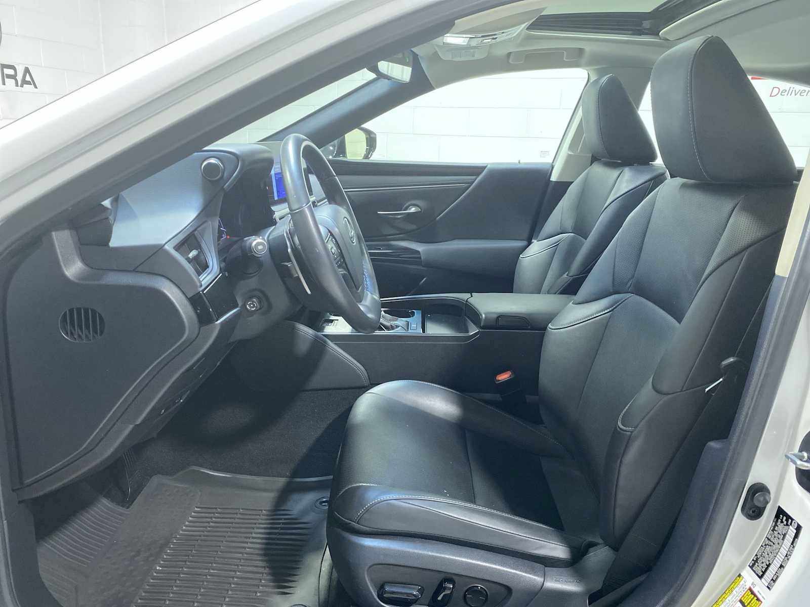 Used 2024 Lexus ES 350 w/ Premium Package FWD image 2
