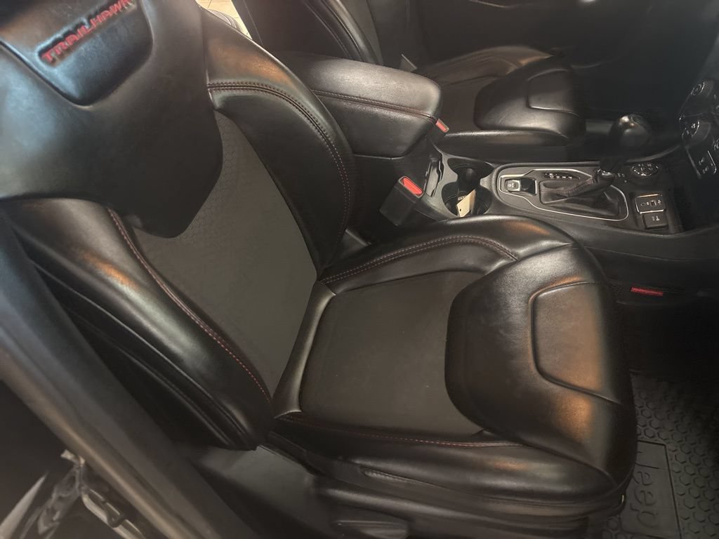 Used 2022 Jeep Cherokee Trailhawk AWD/4WD image 29