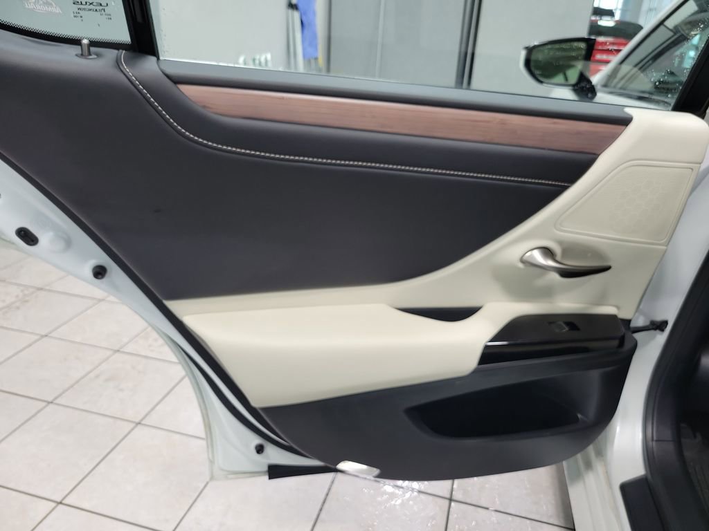 Used 2024 Lexus ES 300h w/ Premium Package FWD image 28