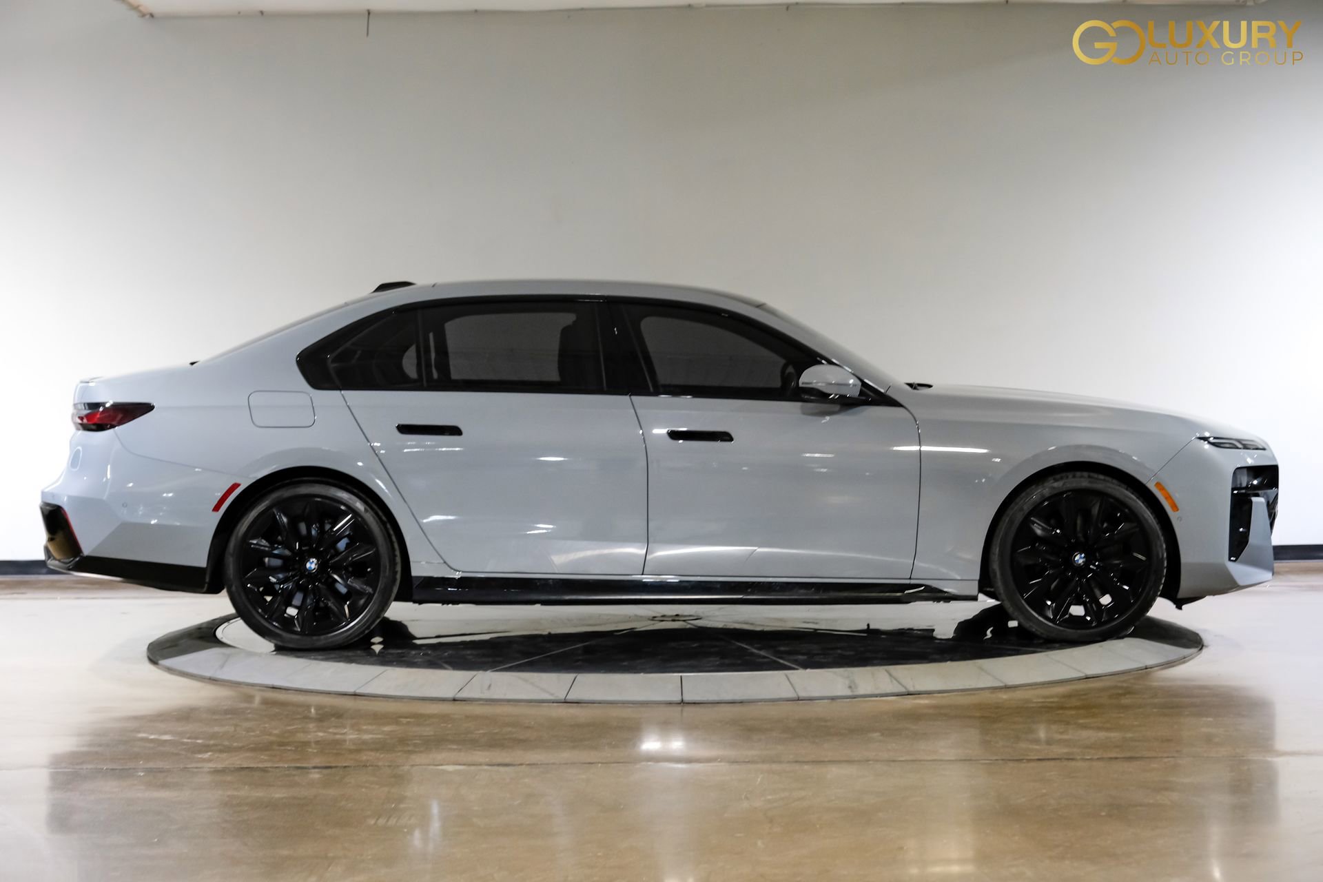 Used 2023 BMW 740i image 9