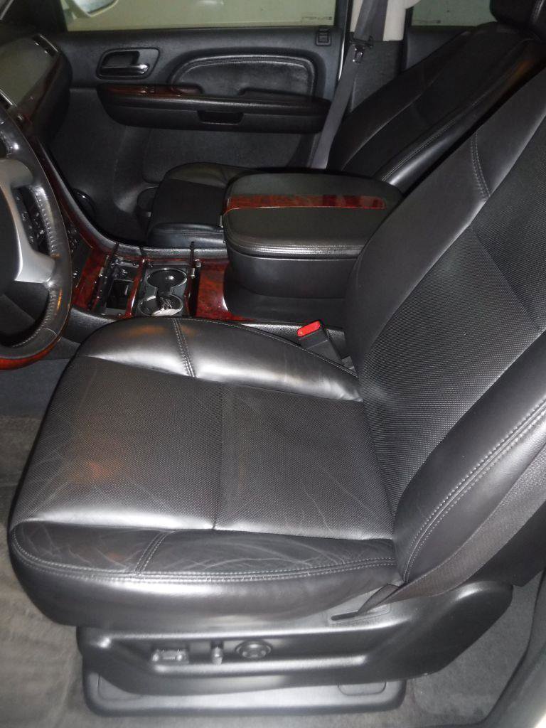 Used 2011 Cadillac Escalade Luxury AWD/4WD image 27