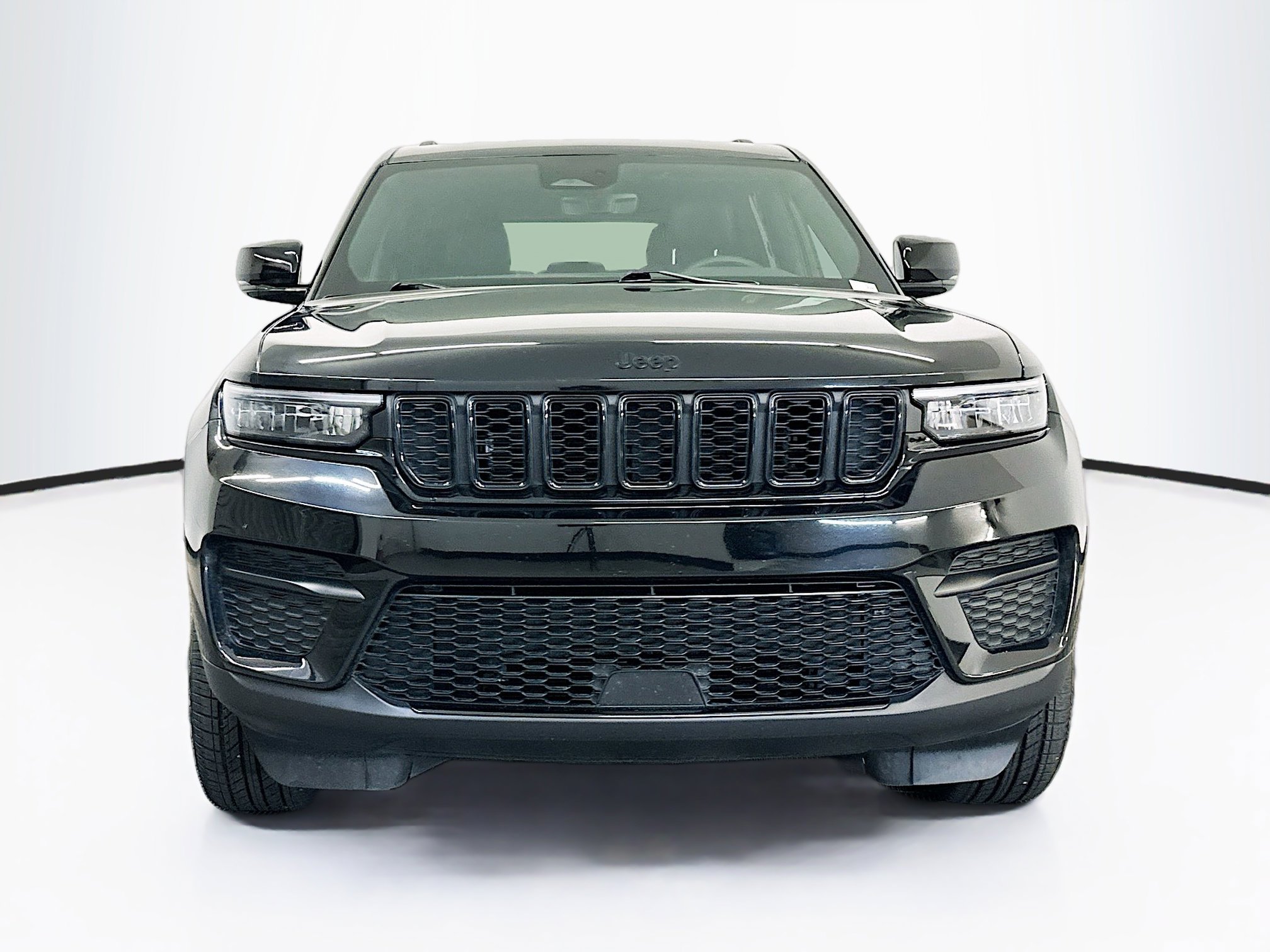 Used 2025 Jeep Grand Cherokee Altitude AWD/4WD image 2