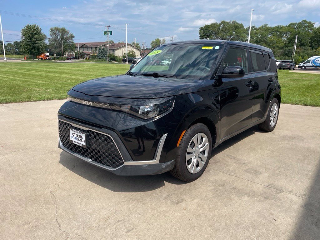 Used 2025 Kia Soul LX FWD image 2