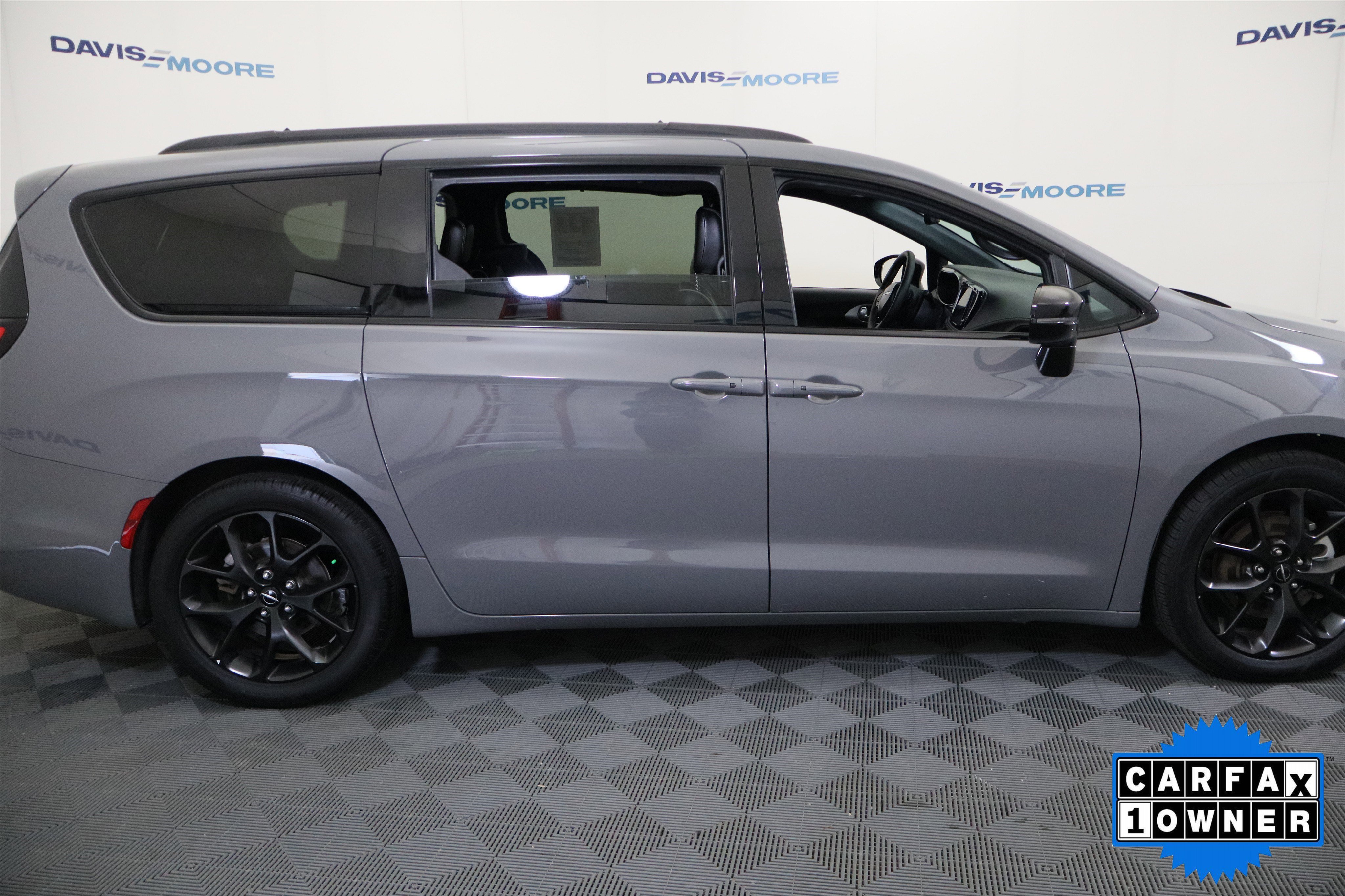 Used 2025 Chrysler Pacifica Limited image 5