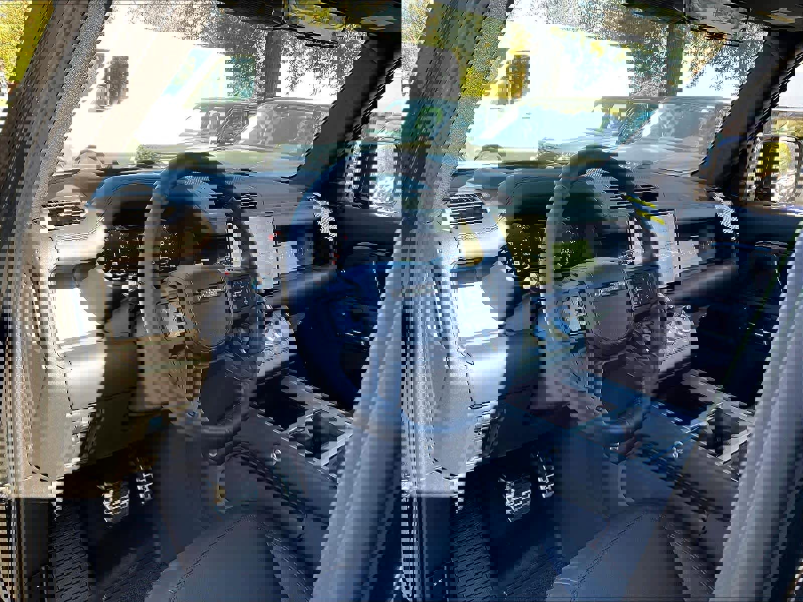 New 2025 Land Rover Defender 130 V8 image 8