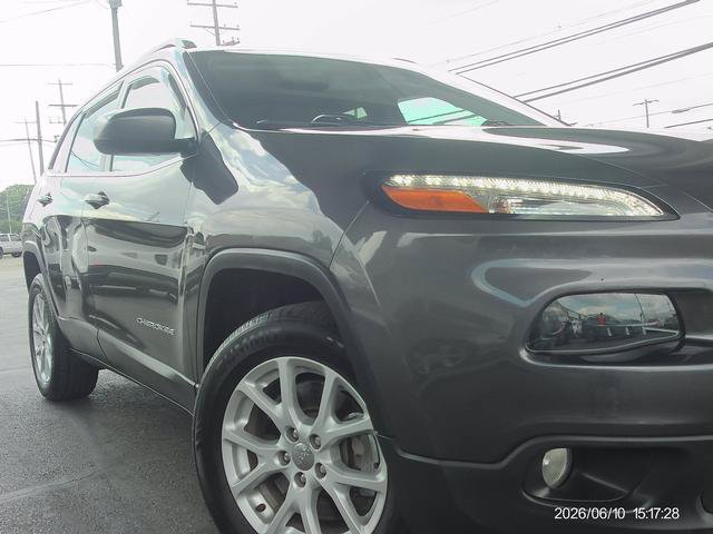Used 2016 Jeep Cherokee Latitude w/ Cold Weather Group AWD/4WD image 18