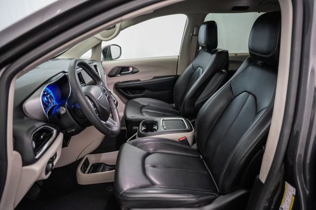 Used 2023 Chrysler Pacifica Touring-L FWD image 18