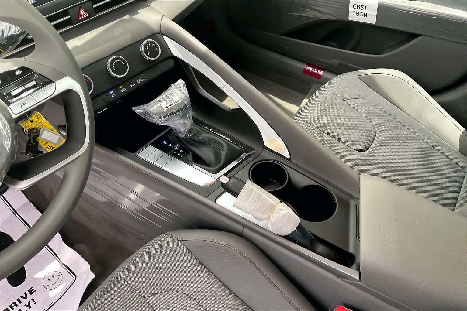 Certified 2026 Hyundai Elantra SE FWD image 17